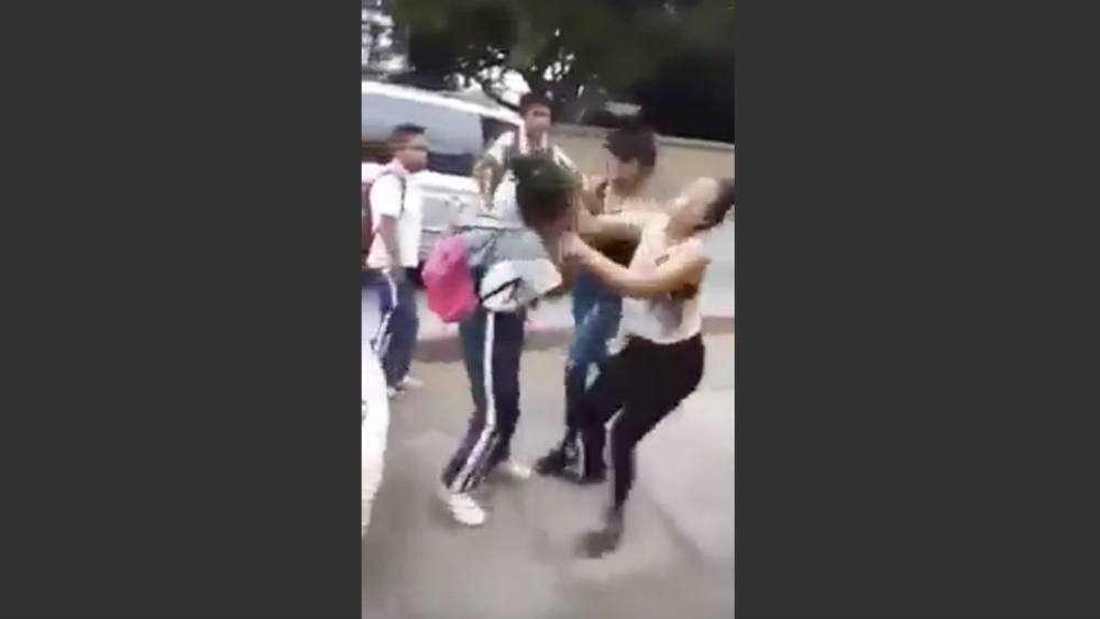 #Video Agreden a estudiante de secundaria en Morelos