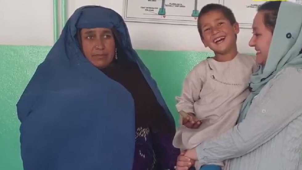 #Video Niño afgano festeja con baile recibir pierna prostética - ahmad-con-su-madre-y-hermana