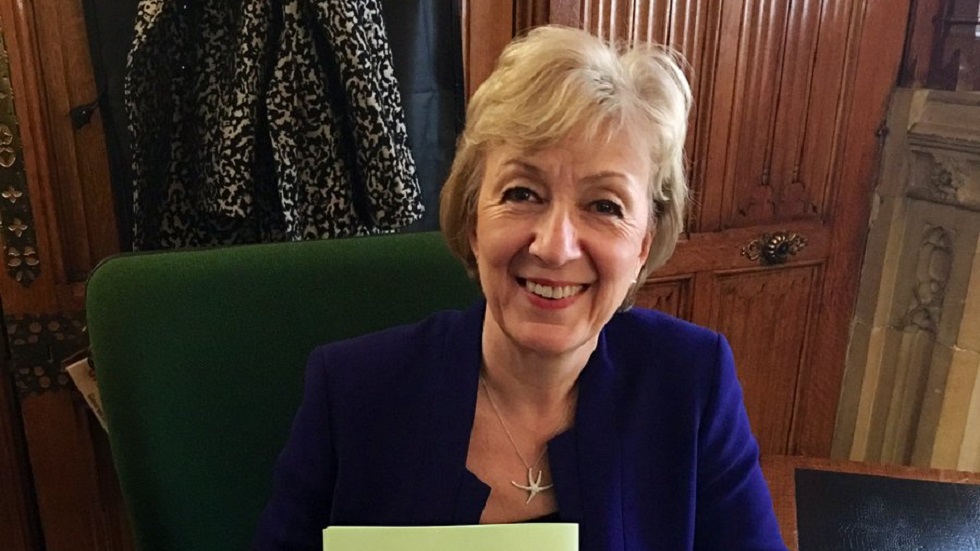 Dimite ministra británica encargada de relaciones con el Parlamento