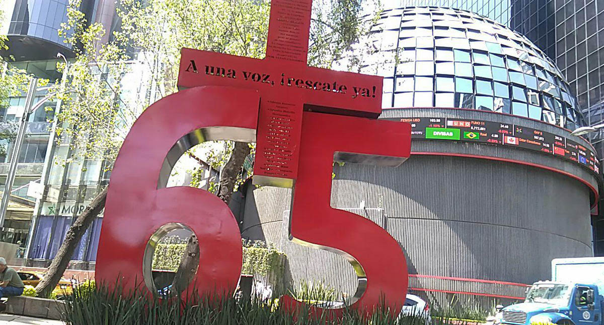 Rescatarán cuerpos de mineros en Pasta de Conchos - antimonumento-de-mineros-sobre-paseo-de-la-reforma