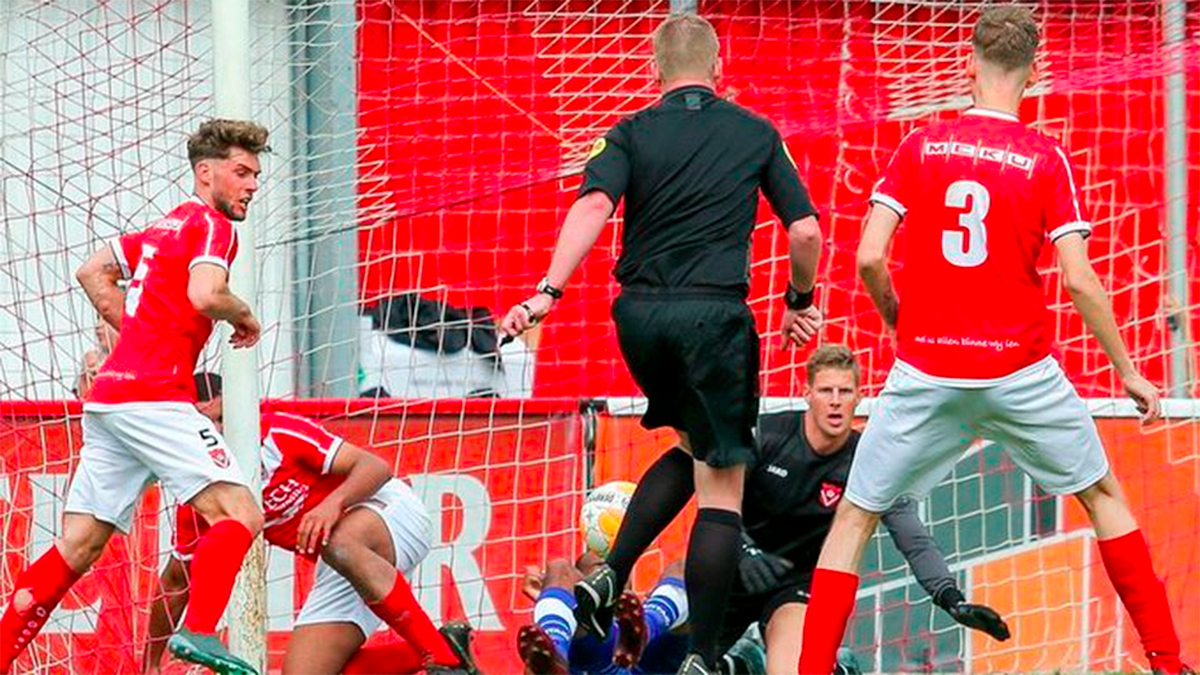 #Video Árbitro valida un gol anotado por él mismo en Holanda