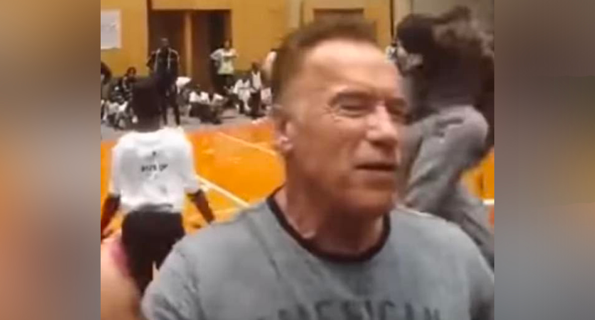 #Video Agreden a Arnold Schwarzenegger con patada voladora