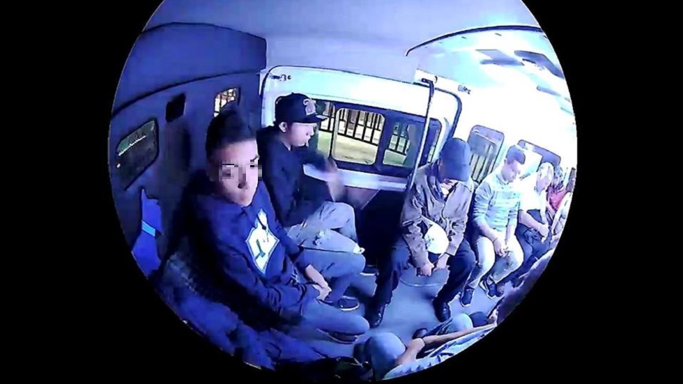 #Video Dan las buenas noches y se despiden de chofer en asalto a combi #Video Dan las buenas noches y se despiden de chofer en asalto a combi