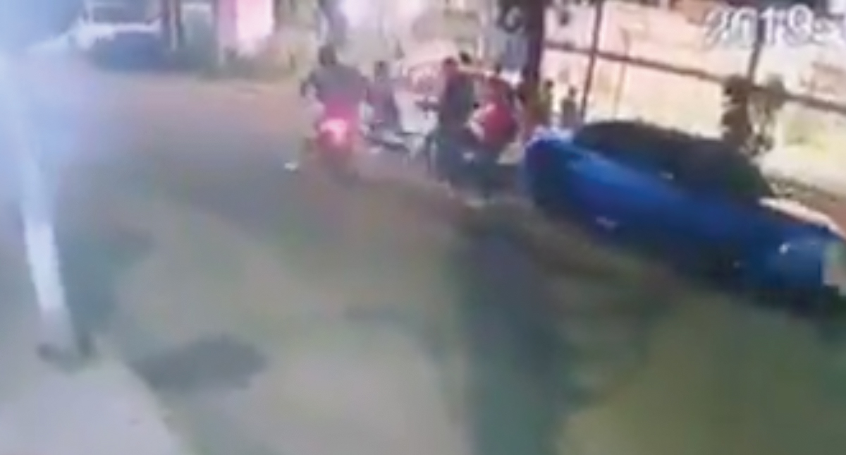 #Video Sujetos armados asaltan a jóvenes en la GAM #Video Sujetos armados asaltan a jóvenes en la GAM