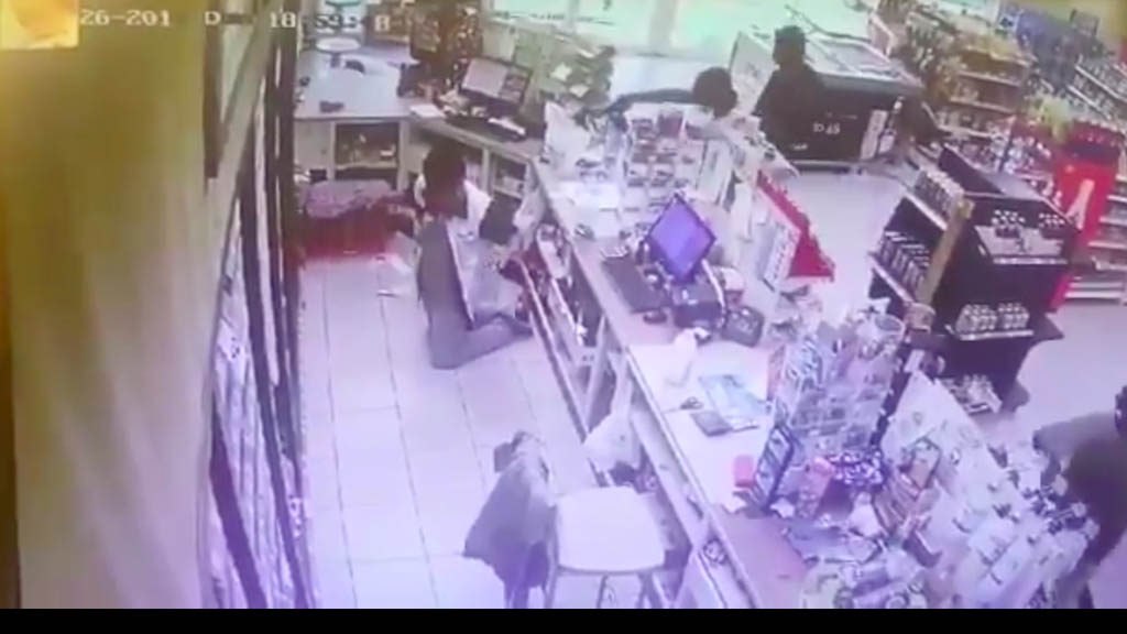 #Video Asesinan a joven durante asalto en tienda de Colima