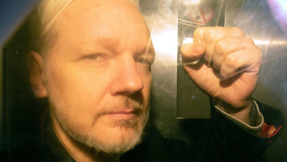 Condenan a Assange a 50 semanas de cárcel por violar libertad condicional