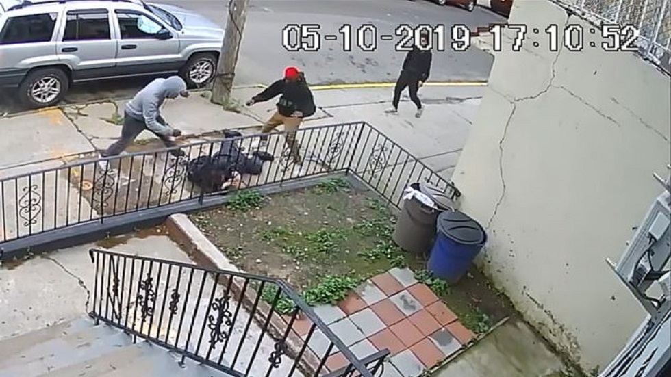 #Video Jóvenes golpean a hombre para robarle en Nueva York