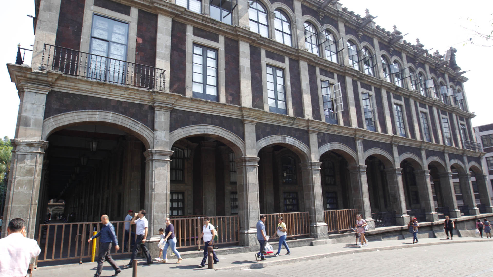 #Video Sujeto roba celular de lesionado en tiroteo de Cuernavaca