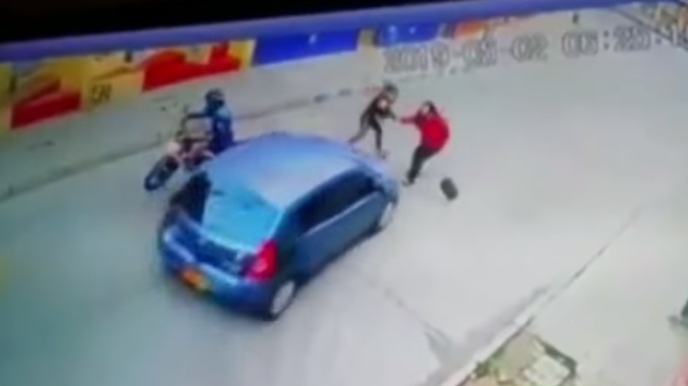 #Video Conductor atropella a ladrona en Bogotá