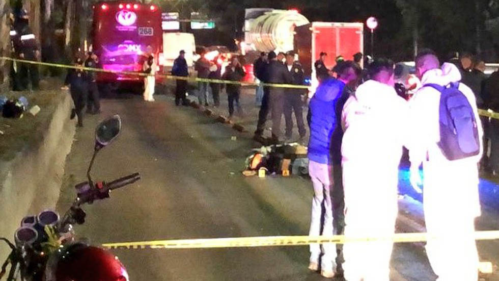 Motociclistas invaden carril del Metrobús y los atropella; uno murió