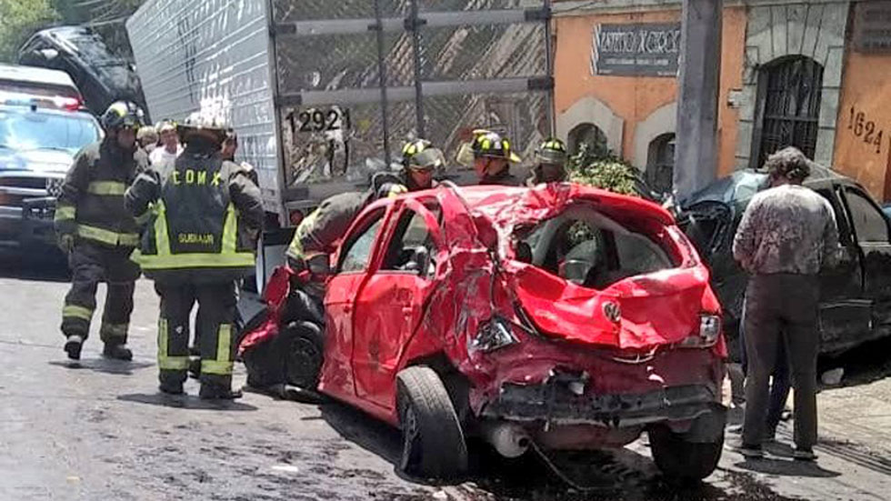 Choque de tráiler deja cuatro muertos y 14 heridos en Santa Fe - autos-impactados-por-trailer-sin-frenos