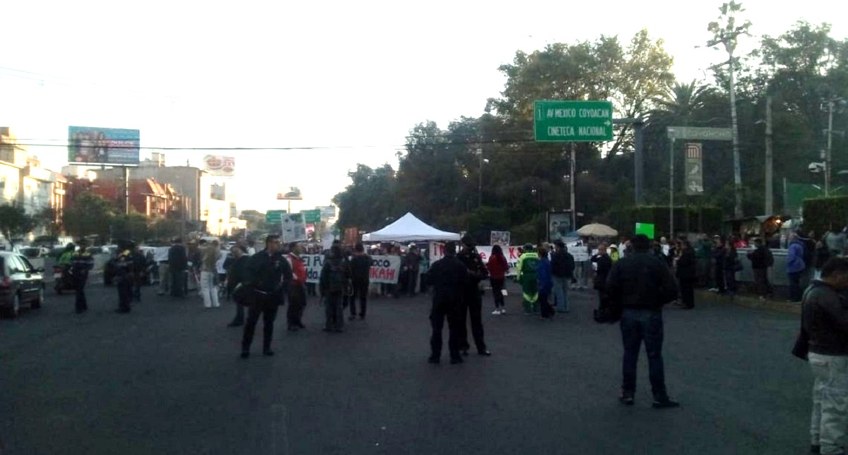 Manifestantes cierran tres carriles de Avenida Universidad