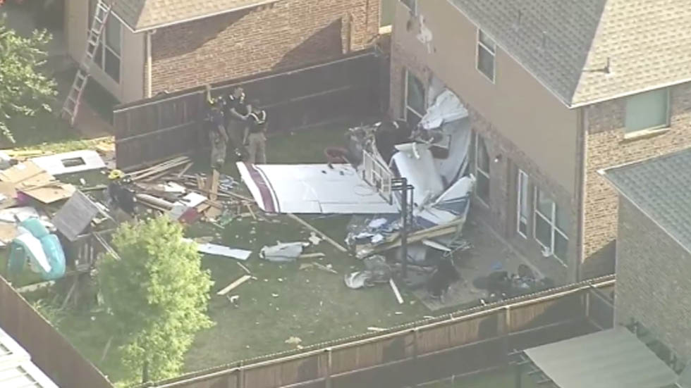 Avión pequeño se estrella en vivienda de Texas