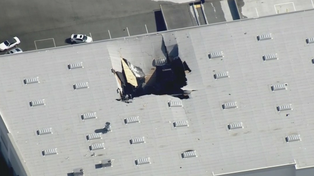Se estrella avión de combate en edificio de California