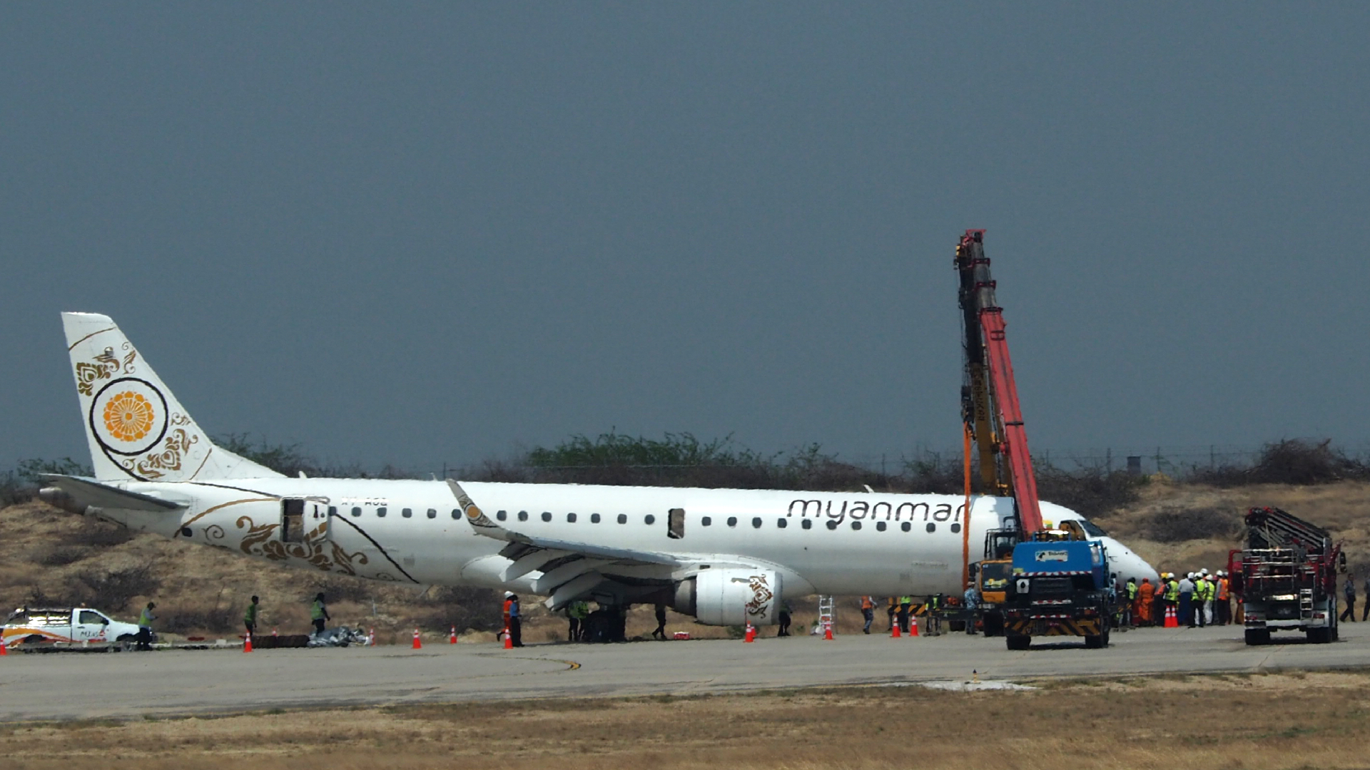 Avión aterriza sin ruedas delanteras en Myanmar