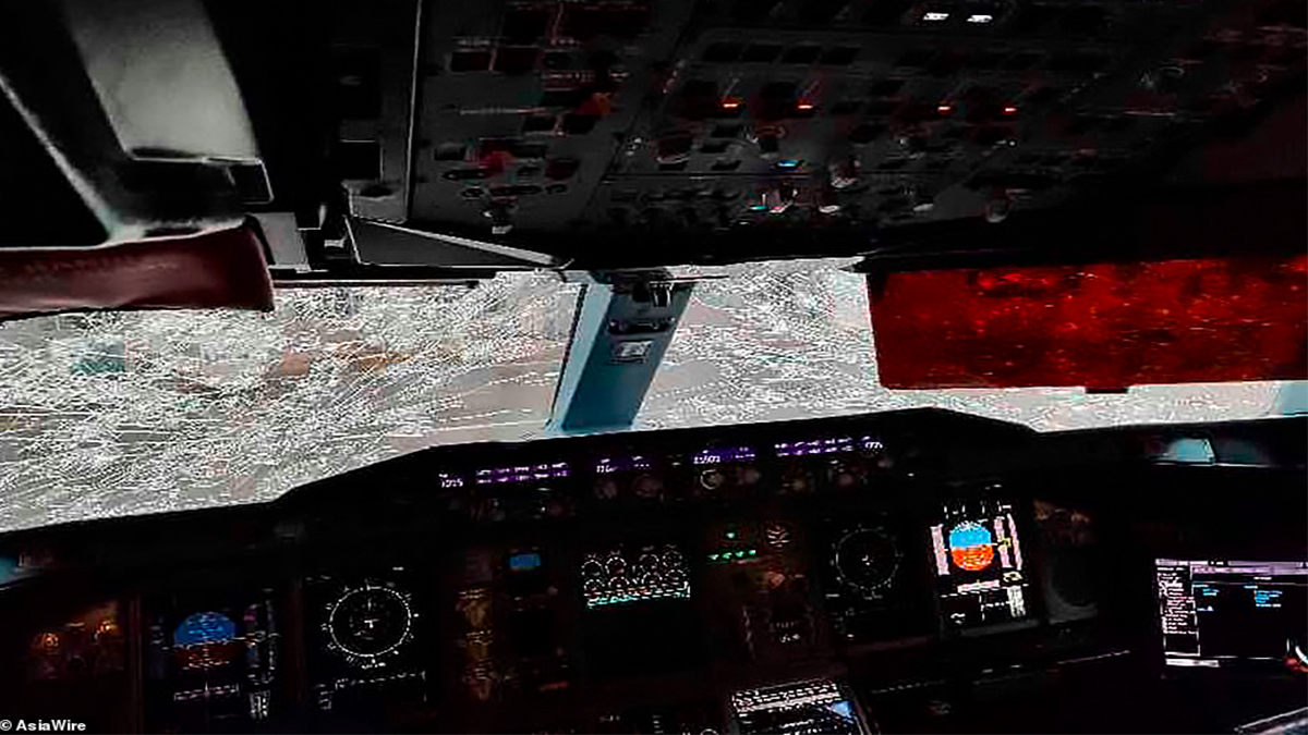 Granizo casi destroza parabrisas de avión en China