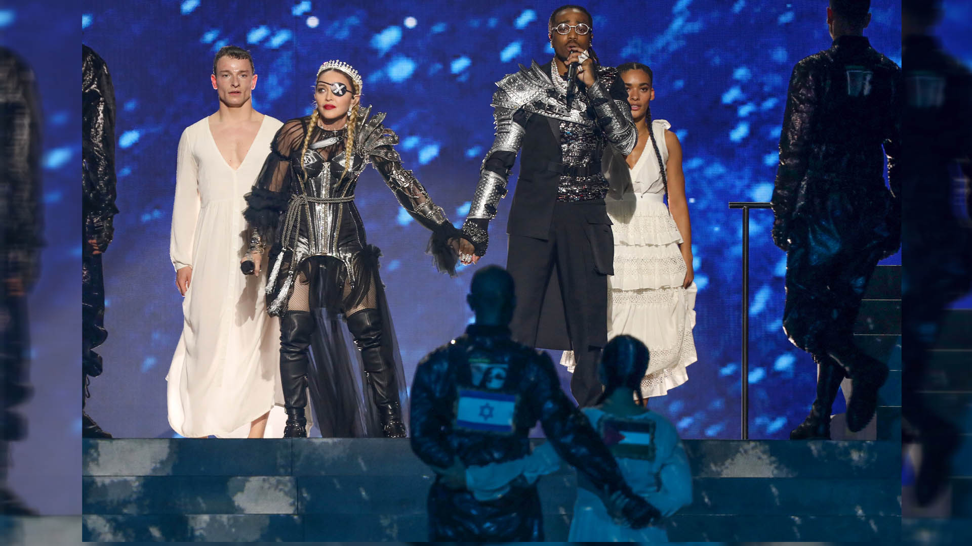 Critican a Madonna por banderas palestinas en show para Eurovisión - bailarines-con-banderas-de-israel-y-palestina