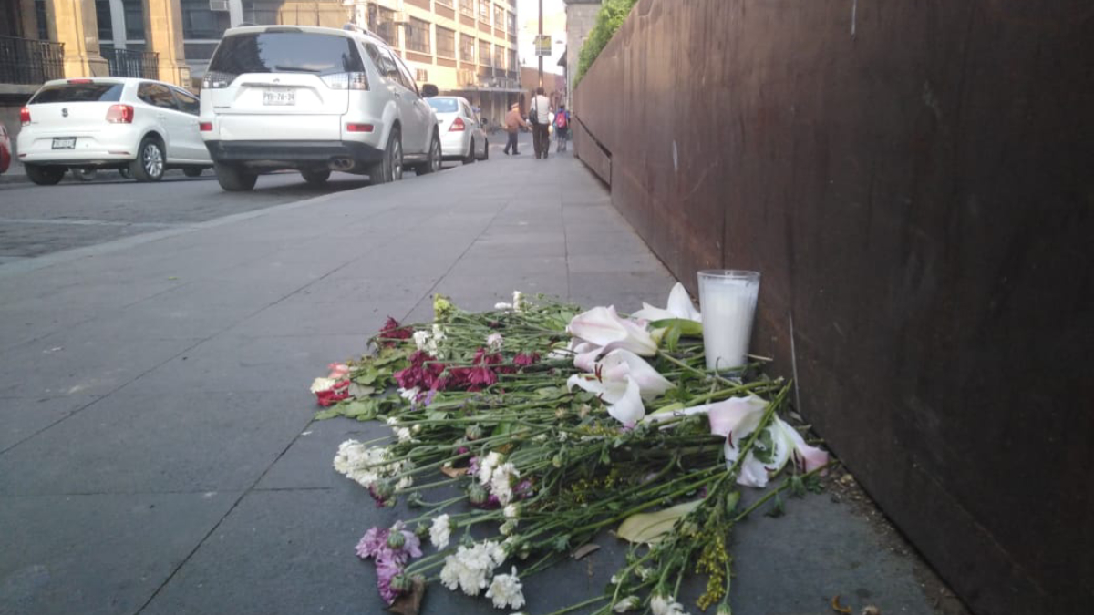 Colocan flores en honor a víctimas de balacera en Cuernavaca