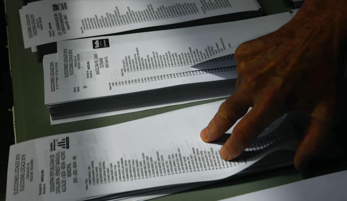 La derecha domina en Madrid y el independentismo catalán gana en Barcelona