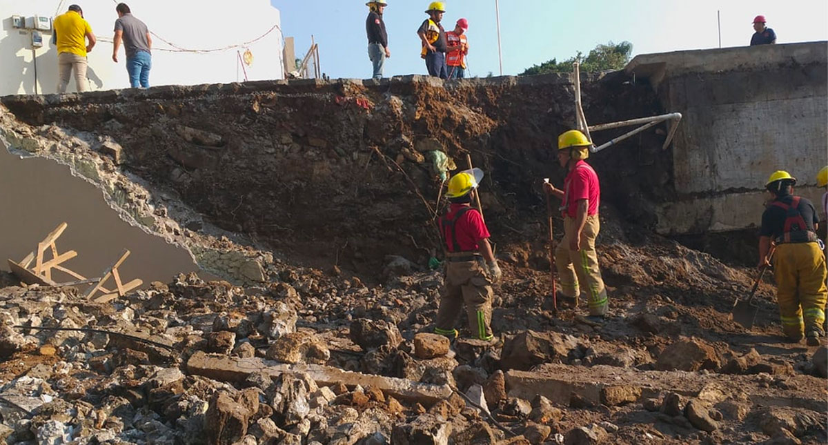 Colapsa barda en Cuernavaca y aplasta a conductora