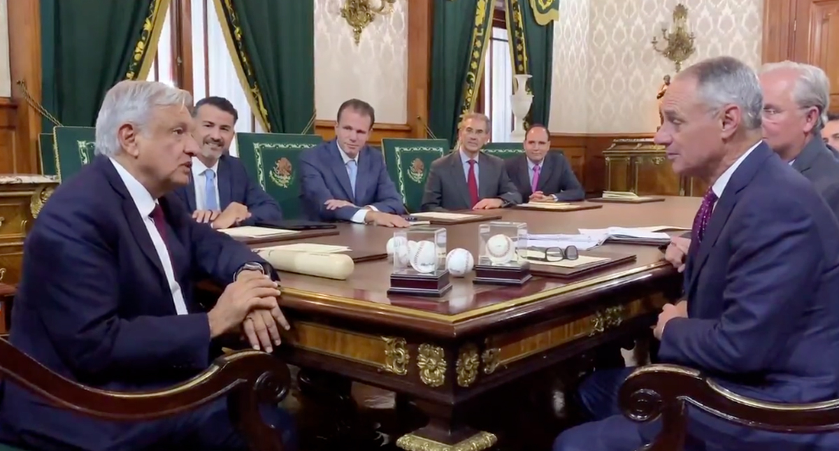 AMLO se reúne con el comisionado de las Grandes Ligas de EE.UU.