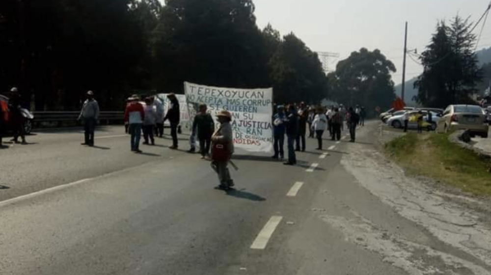 Manifestantes bloquean carretera México-Toluca