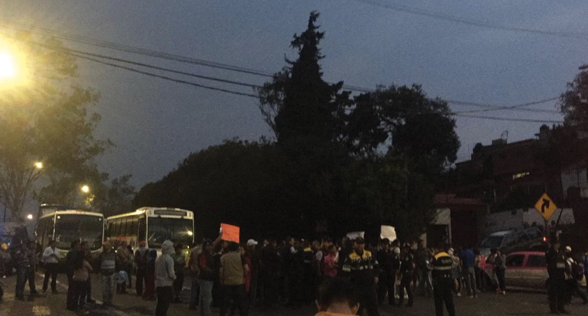 Bloquean por dos horas la carretera libre a Cuernavaca por falta de agua