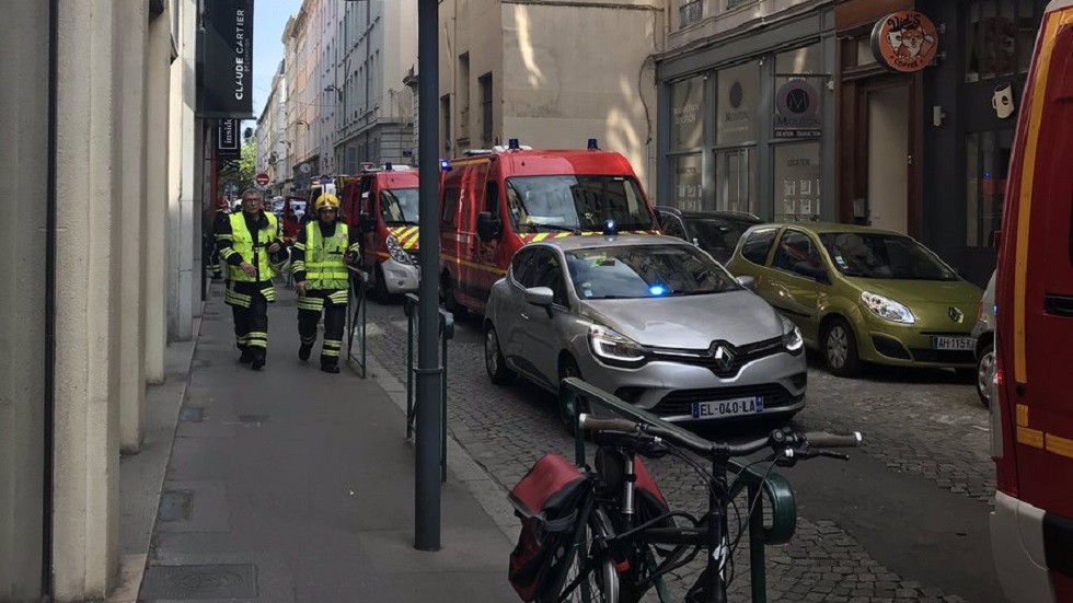 Policía busca a 'hombre en bicicleta' por explosión en Lyon - bomberos-arribando-a-la-escena