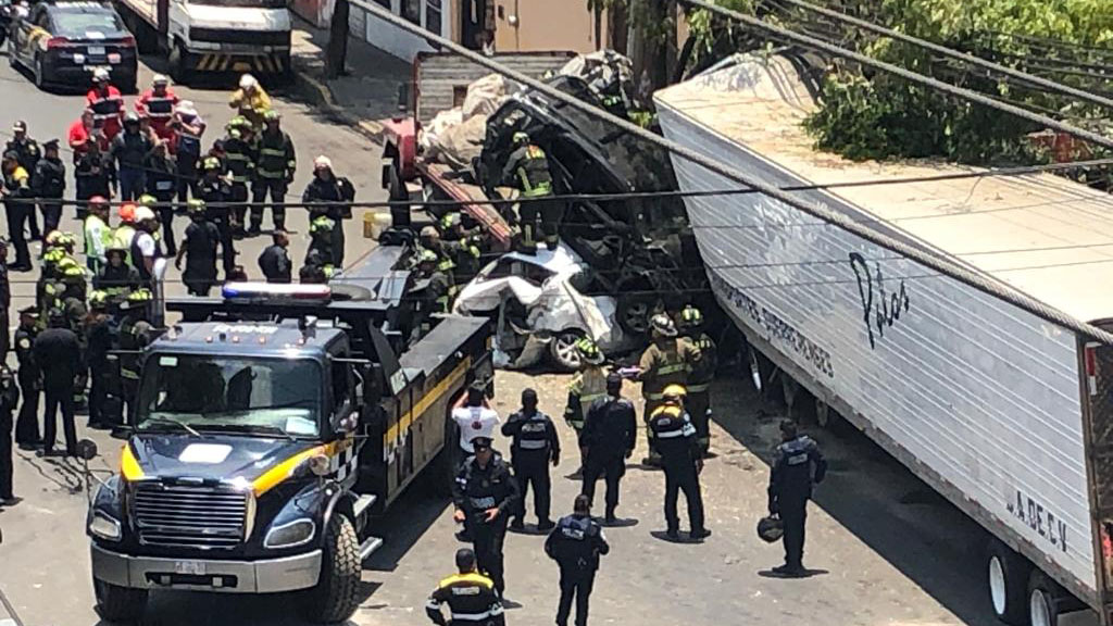 Choque de tráiler deja cuatro muertos y 14 heridos en Santa Fe Choque de tráiler deja cuatro muertos y 14 heridos en Santa Fe