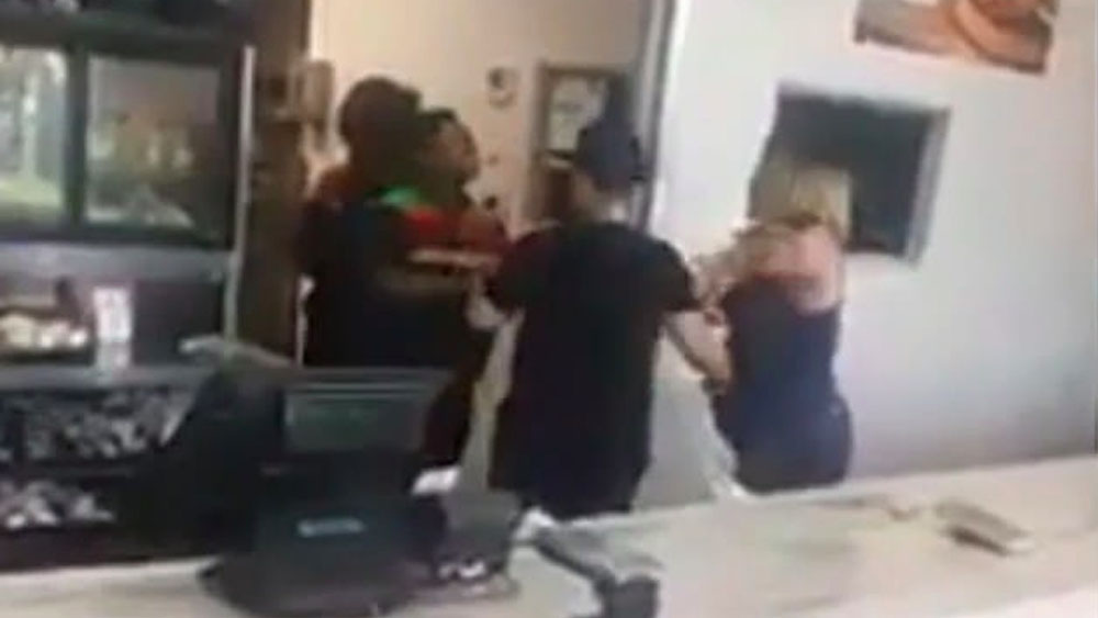 #Video Mujeres golpean a gerente de Burger King