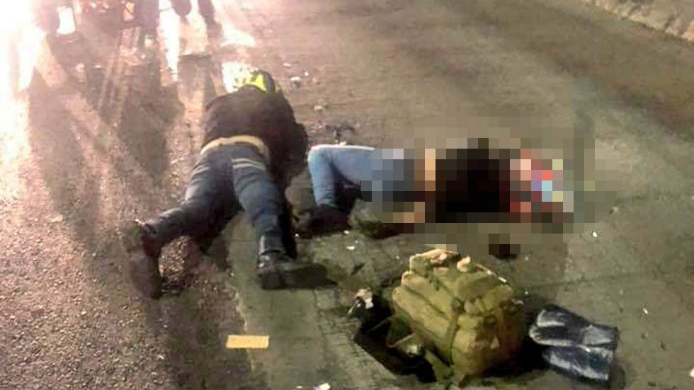 Motociclistas invaden carril del Metrobús y los atropella; uno murió - cadaveres-de-motociclistas