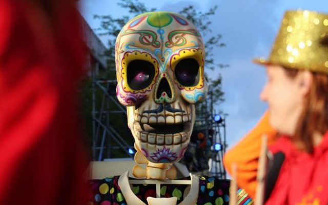 #Video La 'leyenda de El Dorado' llega a Francia con desfile - calavera-en-festival-eldorado-640x400
