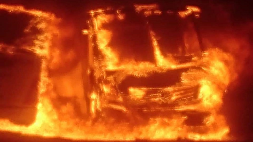 Incendio consume 30 camiones en pensión de Querétaro