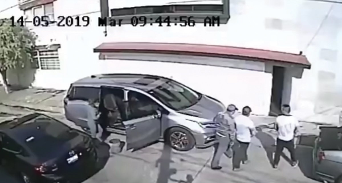 #Video Roban camioneta cuando hombre la lavaba en la calle