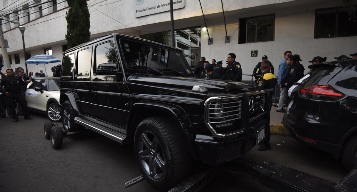 Dos hombres se atrincheran en camioneta blindada en la Ciudad de México