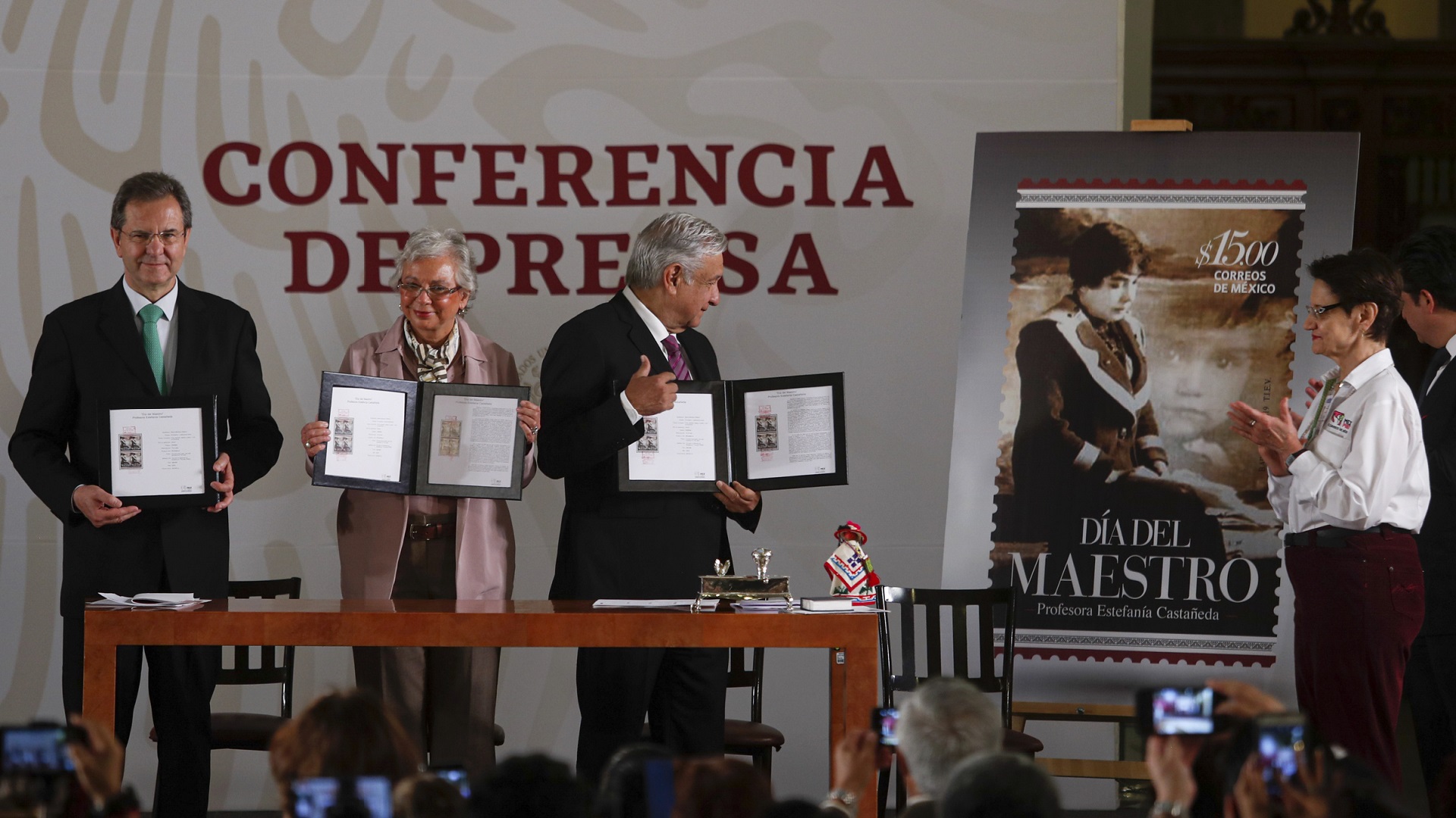 Cancelan estampilla postal en celebración del Día del Maestro