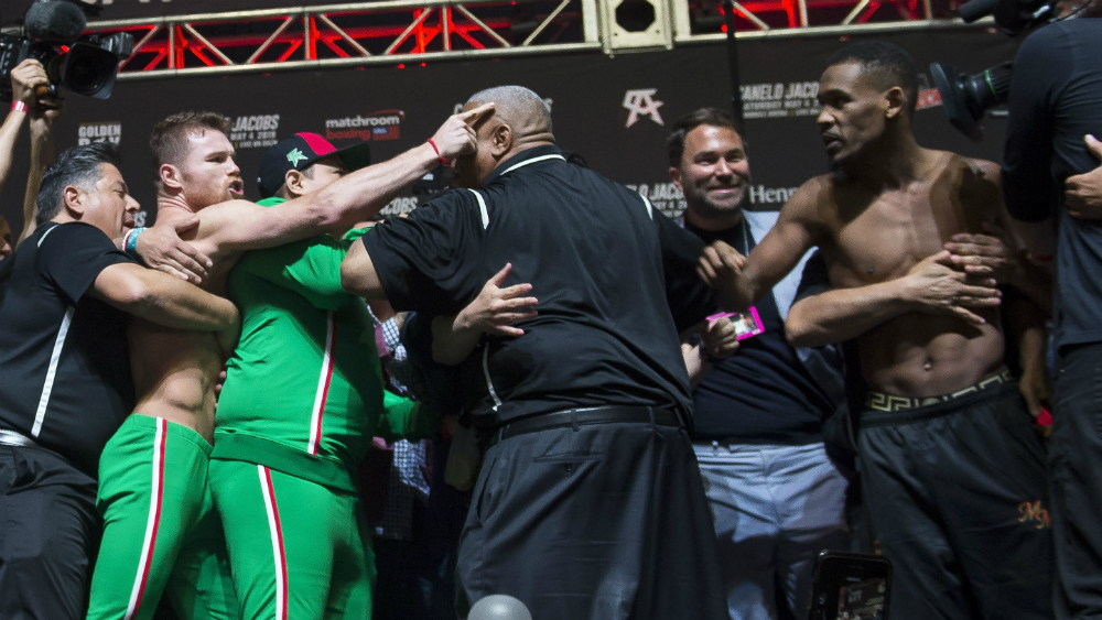 ‘Canelo’ y Jacobs explotan tras cumplir en la báscula