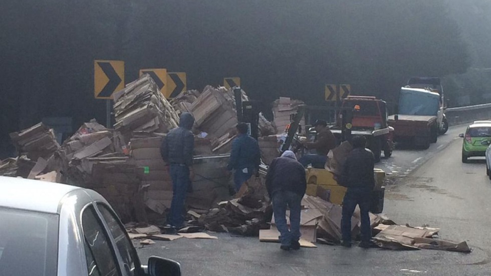 Tráiler vuelca sobre la carretera México-Toluca