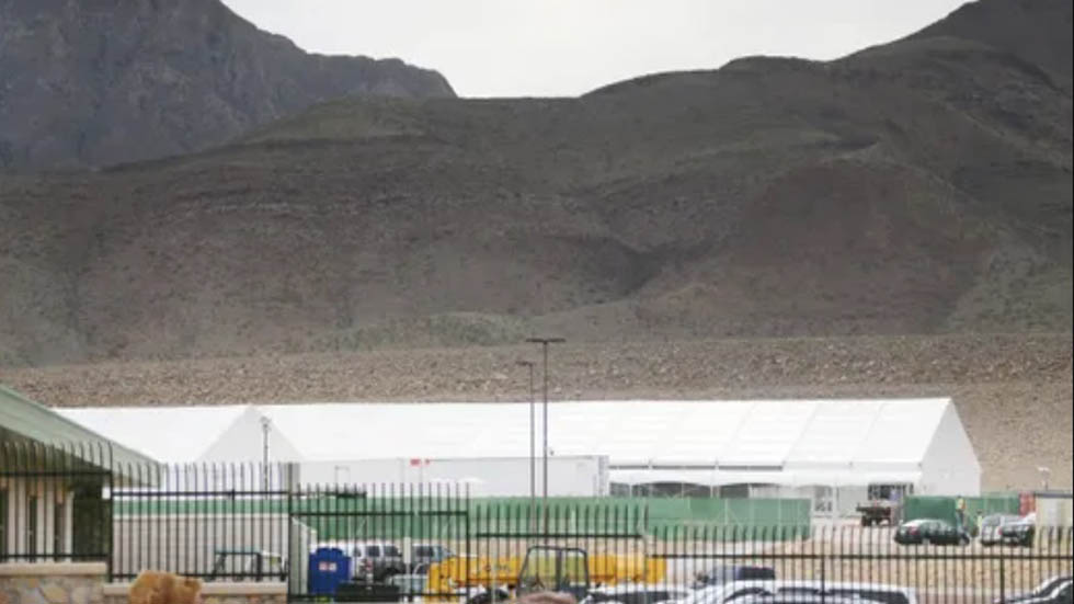 Instalan carpa para albergar a migrantes indocumentados en El Paso