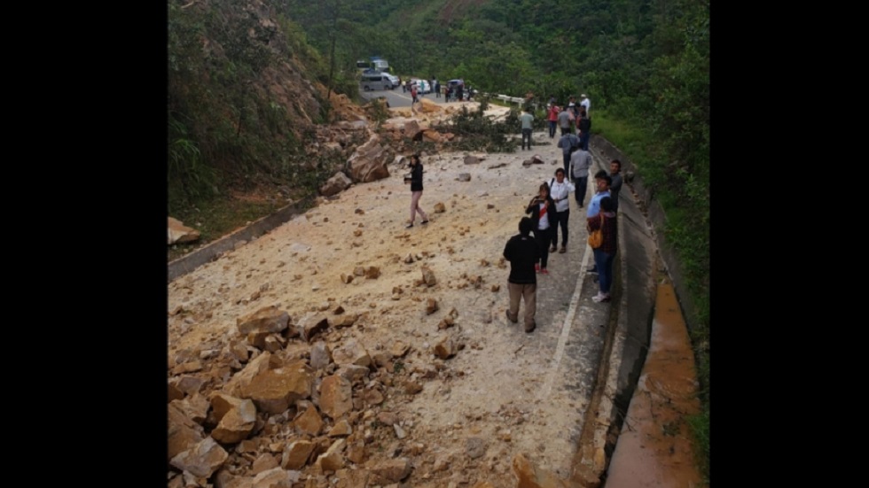 Aumenta a dos cifra de muertos por temblor en Perú - carretera-bloqueada-por-derrumbe-de-rocas