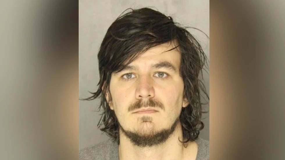 Sujeto pasa tres semanas viviendo en casa de su exnovia escondido