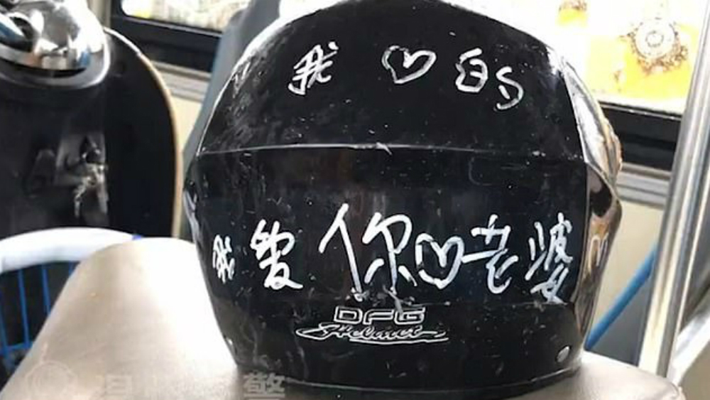 #Video Motociclista embarazada sobrevive gracias a su casco