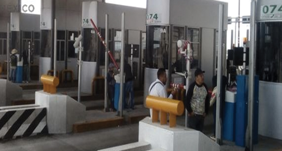 Manifestantes toman la caseta de la México-Cuernavaca Manifestantes toman la caseta de la México-Cuernavaca