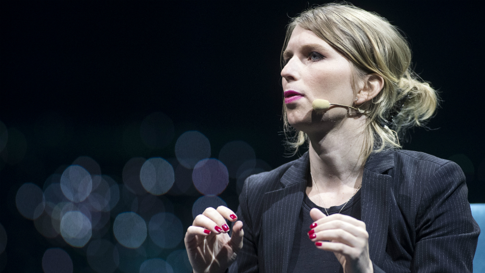 Chelsea Manning sale de prisión por caso de desacato en EE.UU.