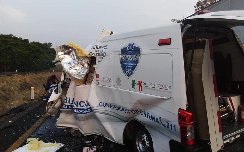 Choque entre ambulancia y tráiler deja dos muertos en Veracruz - choque-ambulancia-veracruz-1
