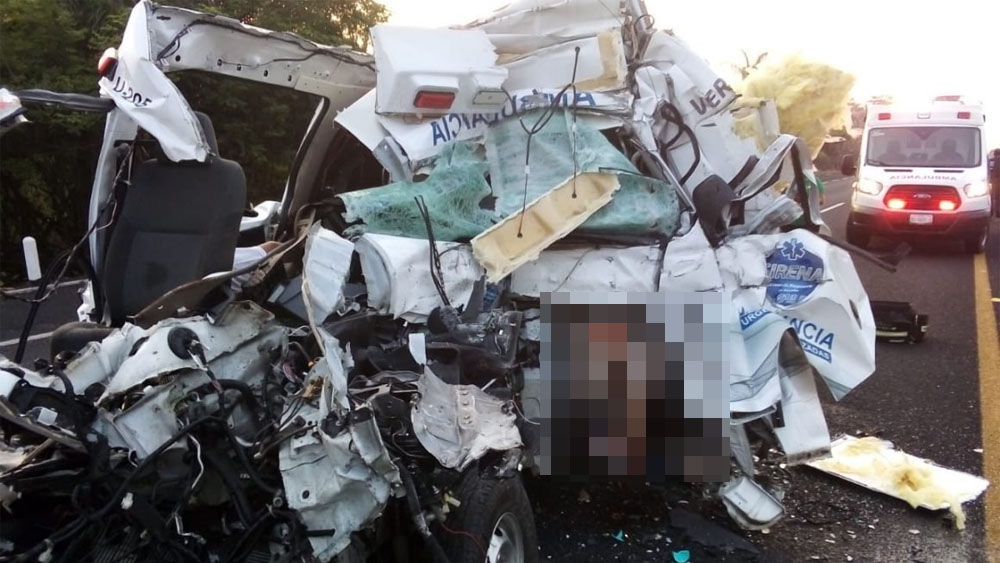 Choque entre ambulancia y tráiler deja dos muertos en Veracruz