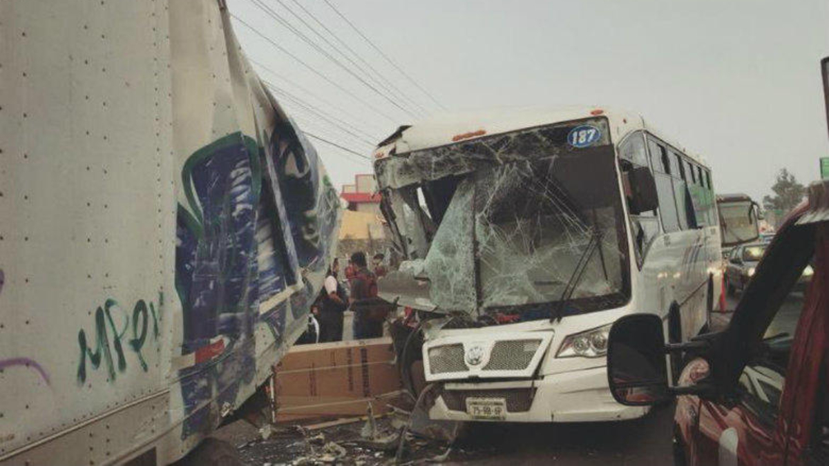 Choque de autobús y tráiler en la México-Querétaro deja 15 lesionados