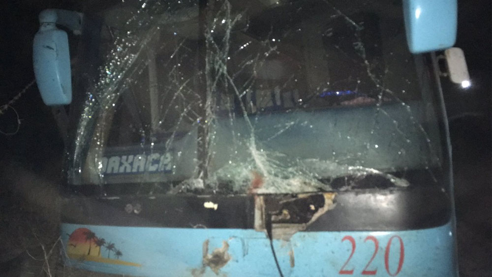 Choque entre autobús y moto deja tres muertos en Oaxaca