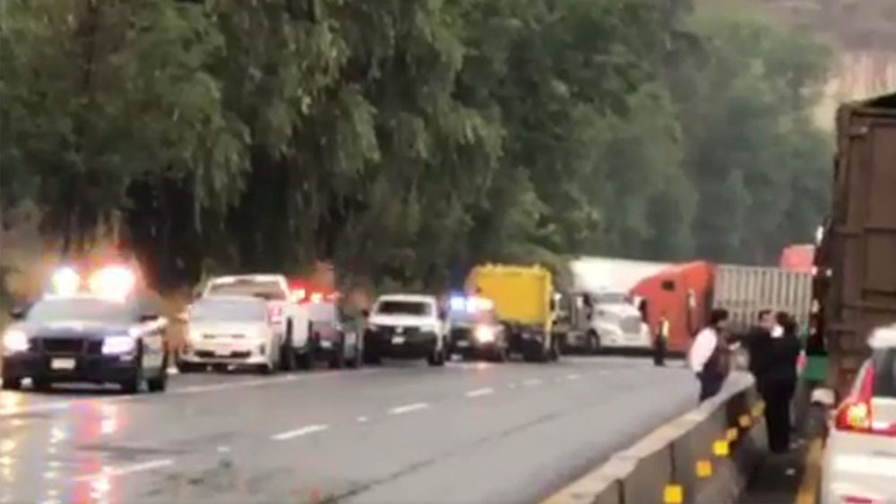 Choque entre tráiler y autobús deja 20 heridos en Morelia