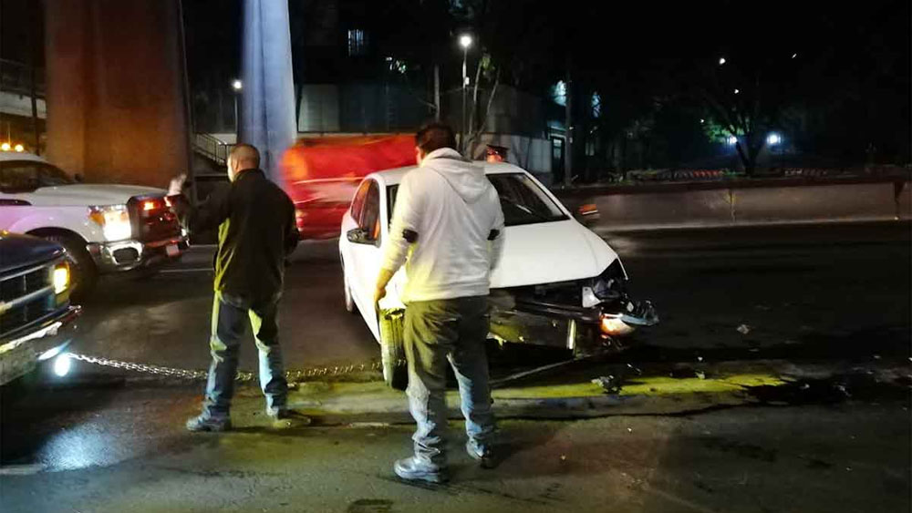 Conductor ebrio choca contra muro en Periférico Conductor ebrio choca contra muro en Periférico